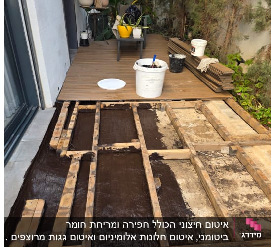 עבודת איטום במרפסת עם לוחות עץ ודליים